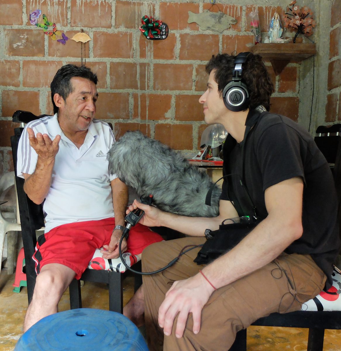 Stan Alcorn holding a microphone during an interview in the Anchicayá valley